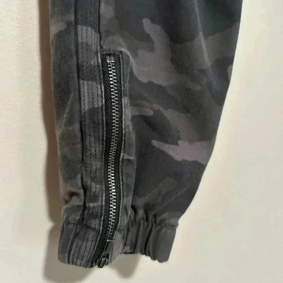 Athleta Farallon Jogger - Camo Print - Size 2 - Picture 6 of 11